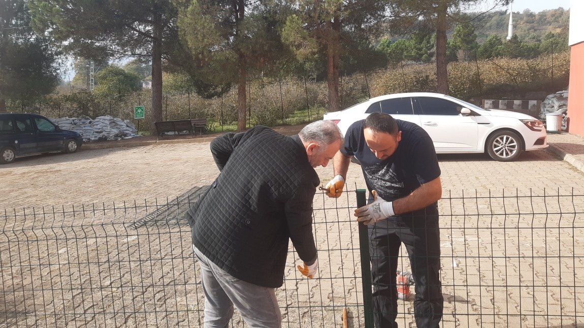 Okul Bahçemizi Öğrenci Servislerinin Girişi için Düzenledik